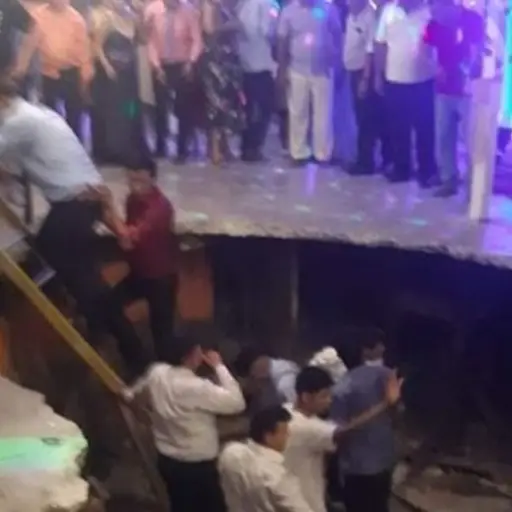 Se forma socavon en discoteca y se traga a graduados ,