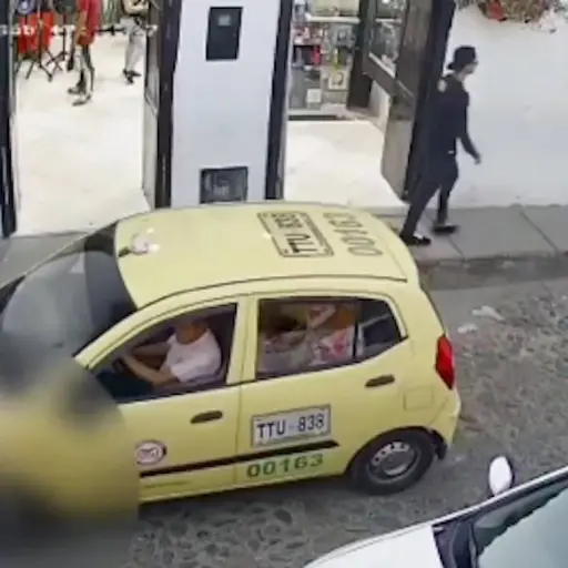 Hombre le tira casco a otro y lo acuchilla ,