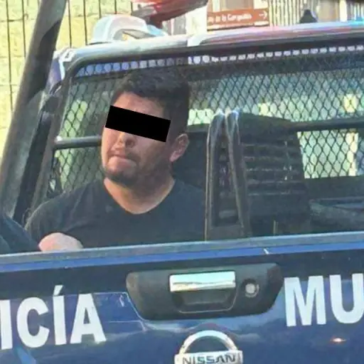 Novia de conocido youtuber lo exhibe en video tras golpearla ,