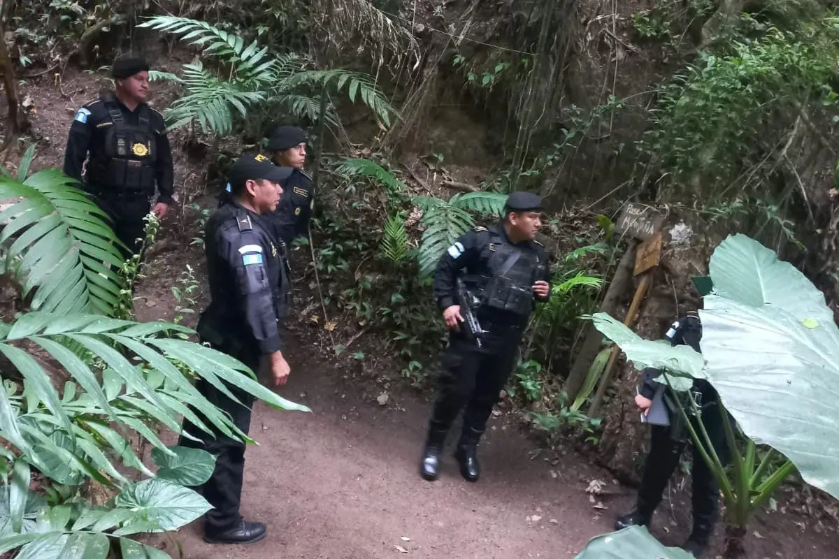 Patrullajes en zonas boscosas con barrancos en Santa Catarina Pinula. / Foto: PNC