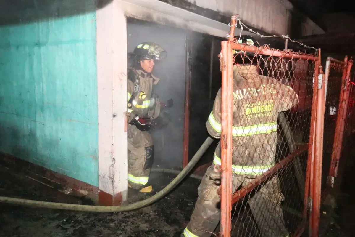 Bomberos Voluntarios sofocan incendio donde fallece un anciano en San José del Golfo. / Foto: CVB