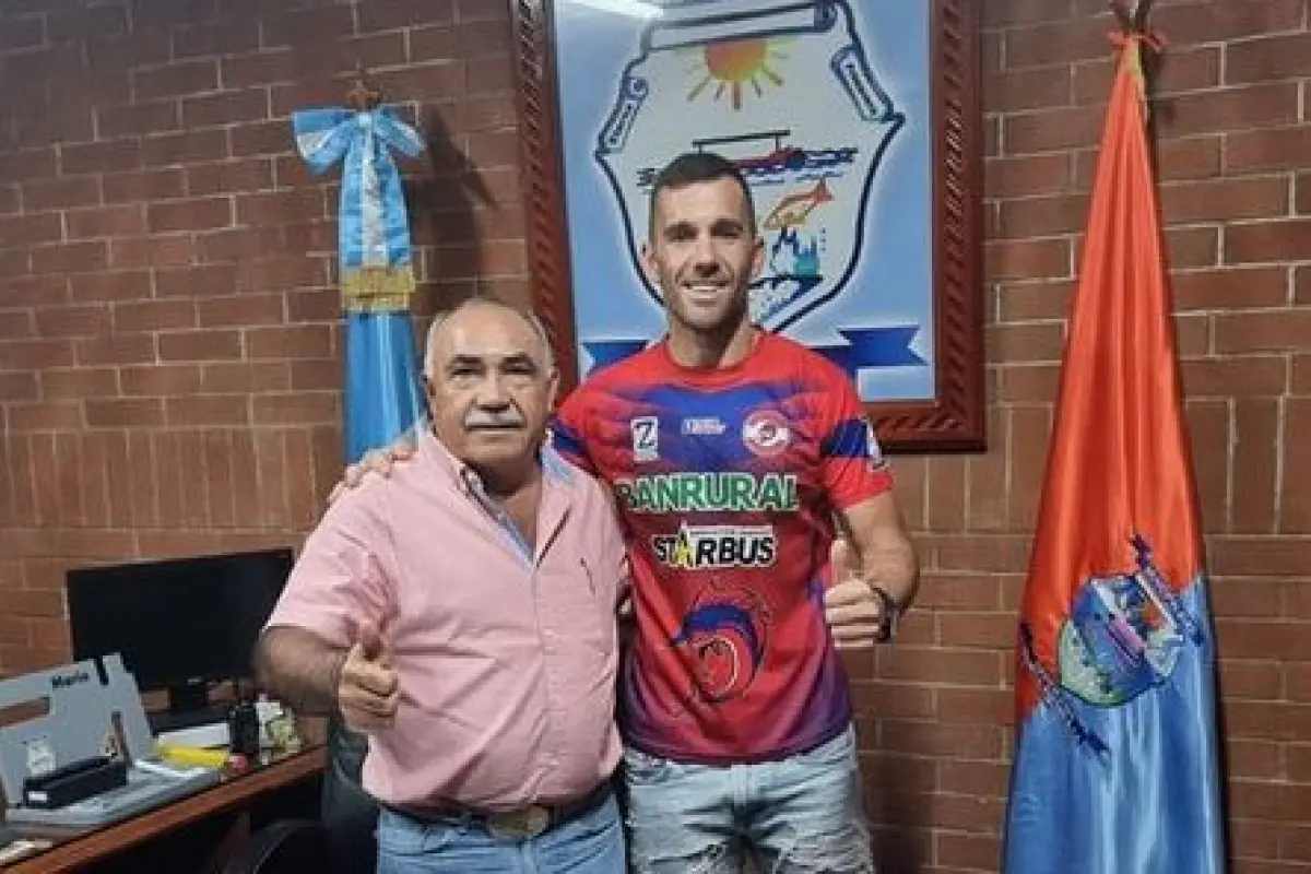 Primera imagen de Javier Irazún con el uniforme de Iztapa. Foto: CD Iztapa