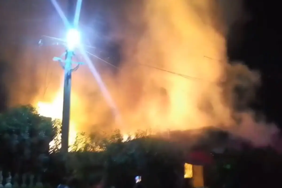 Incendio en una colonia de San Martín Zapotitlán, Retalhuleu. / Foto: Captura de pantalla