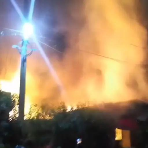 Incendio en una colonia de San Martín Zapotitlán, Retalhuleu. / Foto: Captura de pantalla