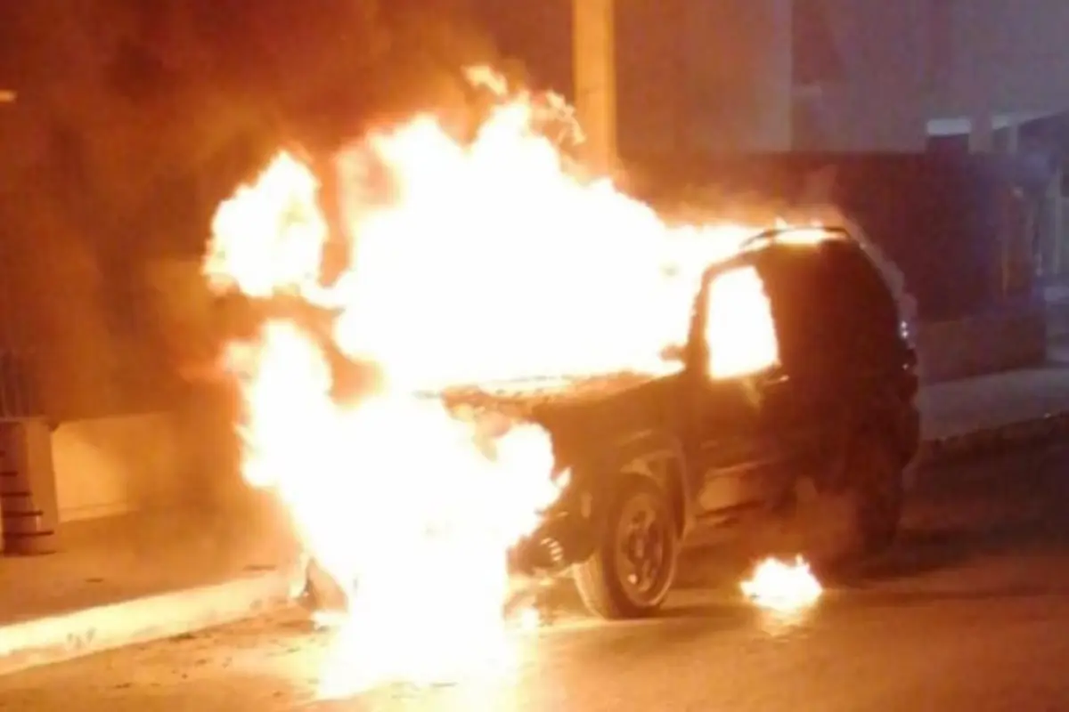 VIDEO. Extorsionador incendia camioneta y es alcanzado por el fuego, 