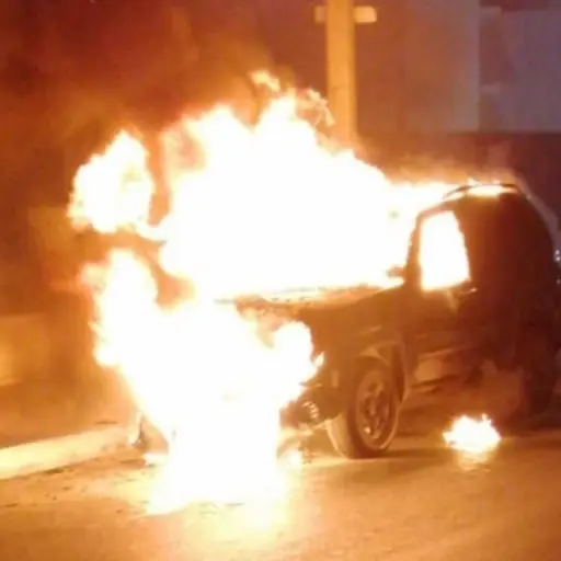 VIDEO. Extorsionador incendia camioneta y es alcanzado por el fuego ,