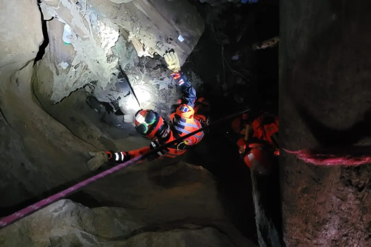 Bomberos Voluntarios rescatan el cuerpo de un vecino que ayudó a un soldado. / Foto: CVB