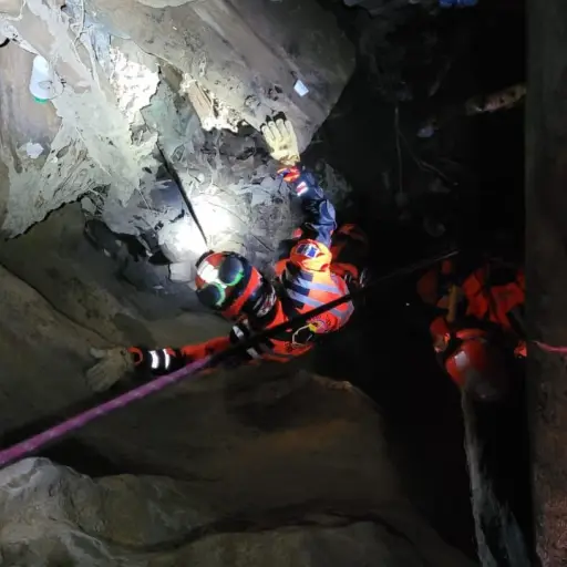 Bomberos Voluntarios rescatan el cuerpo de un vecino que ayudó a un soldado. / Foto: CVB