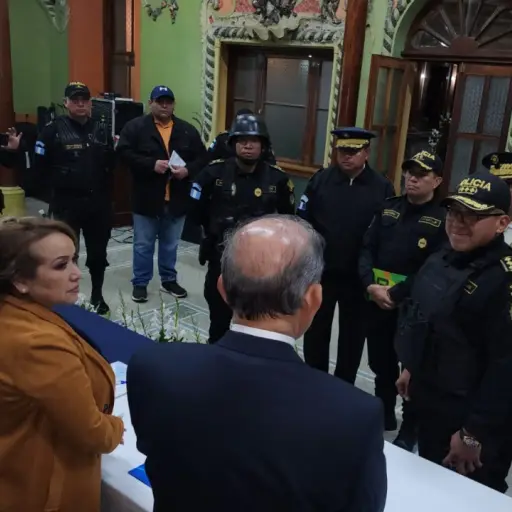 Irma Palencia, presidenta del TSE, revisa el dispositivo de seguridad. / Foto: Mingob