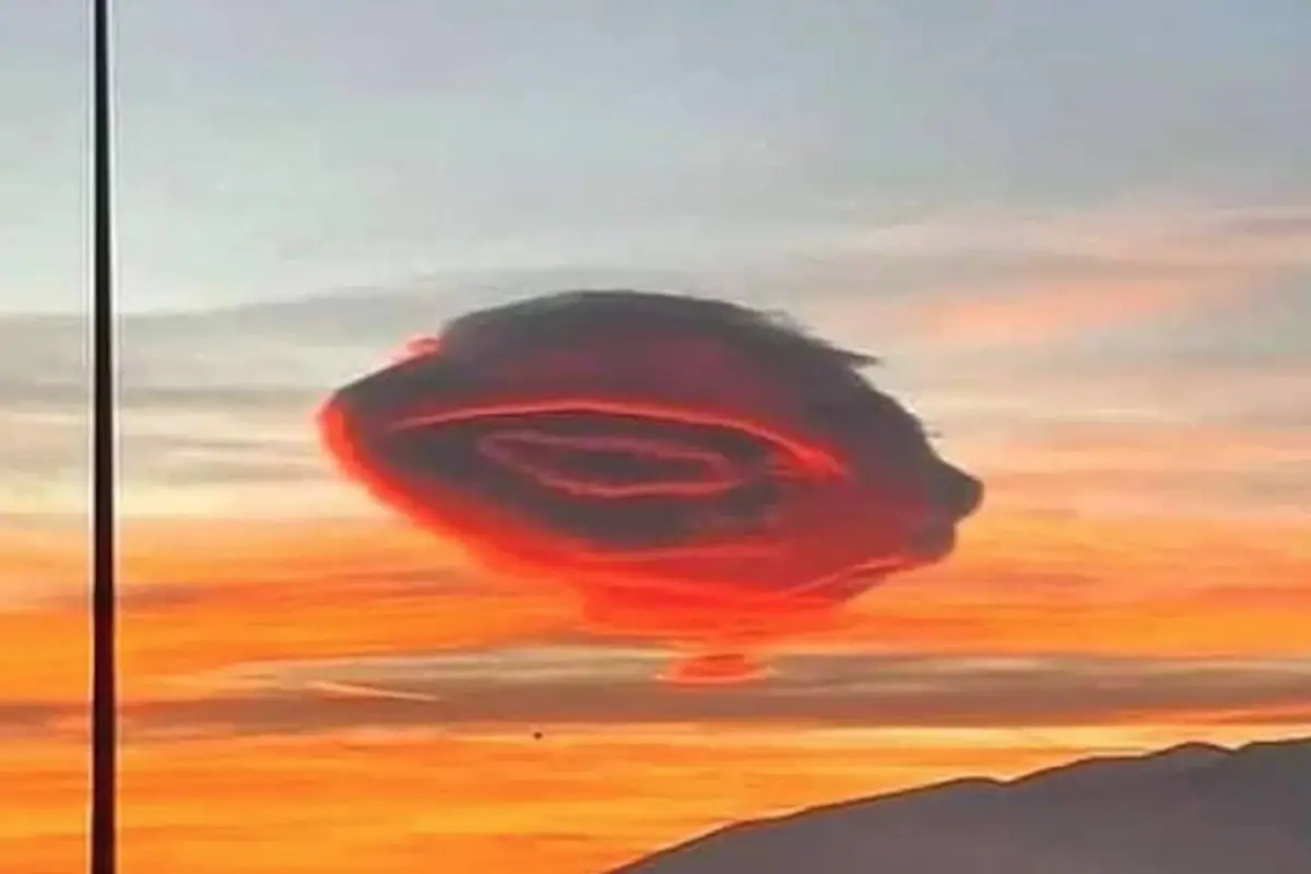 Sorprende extraña nube roja que se asemejaba a un ovni, 