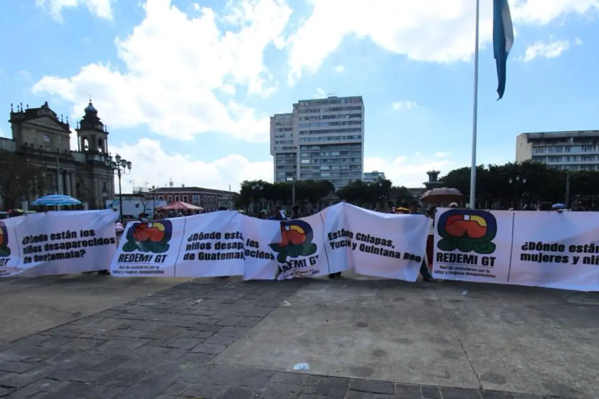 Plantón de la Red de Ciudadanos por la Niñez y Mujeres Desaparecidas - migrantes. / Foto: Rodrigo Rivera