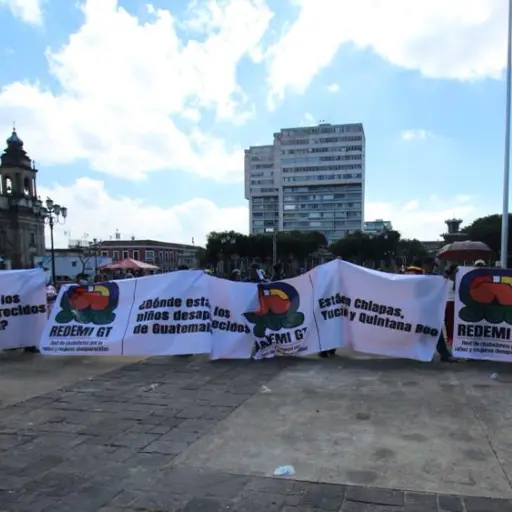Plantón de la Red de Ciudadanos por la Niñez y Mujeres Desaparecidas - migrantes. / Foto: Rodrigo Rivera