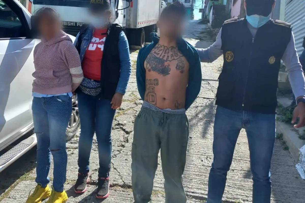 Pareja de pandilleros del barrio "Dieciocho" detenida en San Pedro Ayampuc. / Foto: PNC