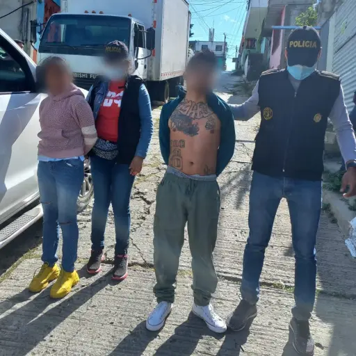 Pareja de pandilleros del barrio 