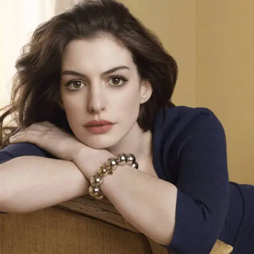 Anne Hathaway ,