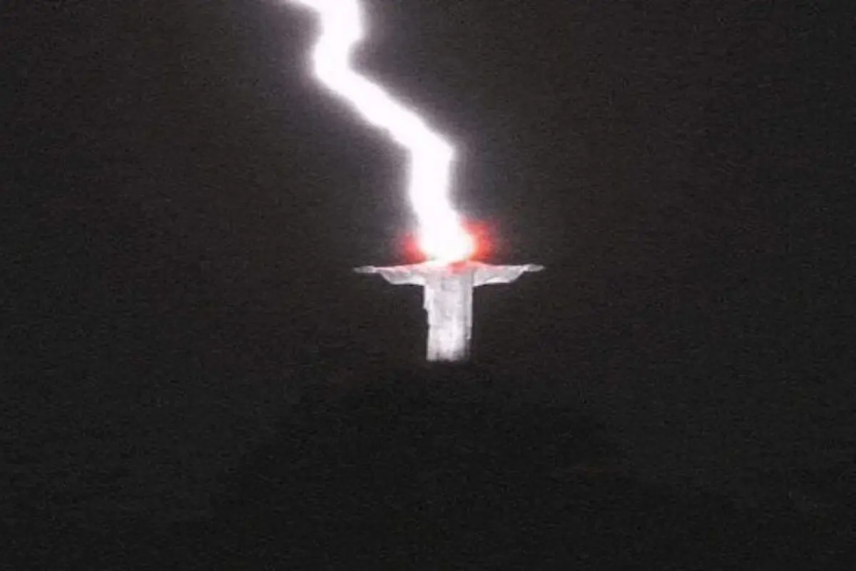 rayo-impacta-en-la-cabeza-del-Cristo-Redentor.jpg, 