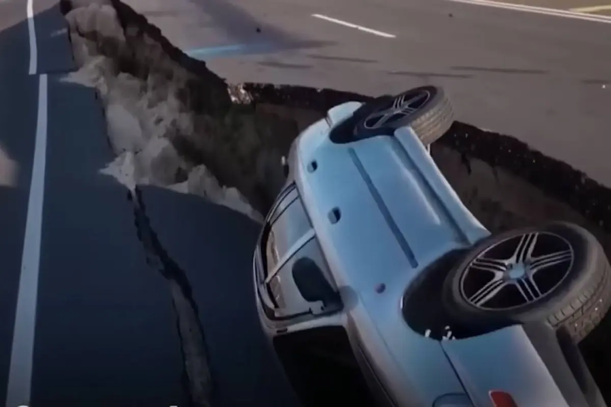 Así quedó una carretera tras el terremoto en Turquía, 