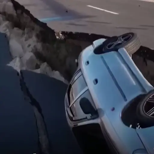 Así quedó una carretera tras el terremoto en Turquía ,