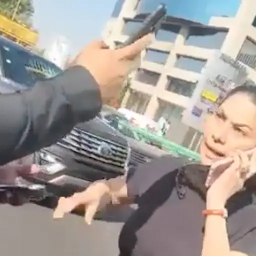 Mujer agrede a policías de tránsito y afirma conocer al jefe ,