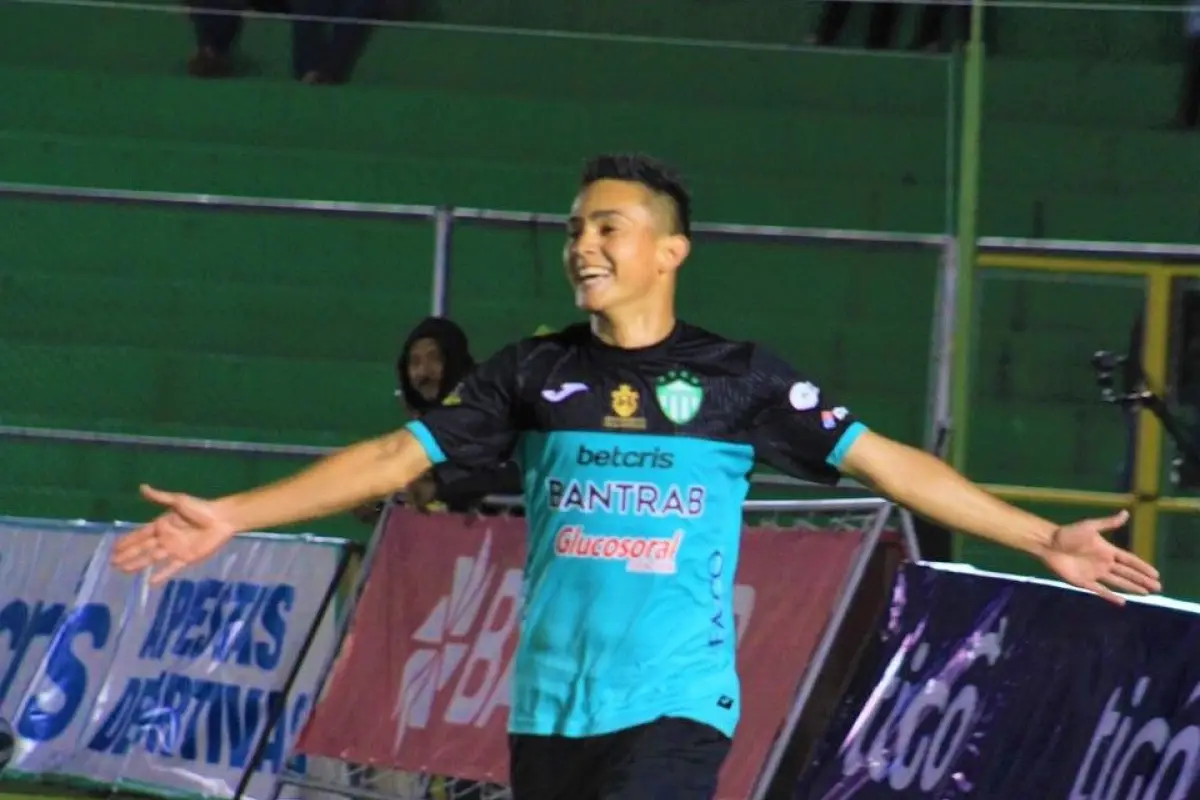 oscar-santis-goleador-en-antigua-gfc-febrero-2023.jpg, 