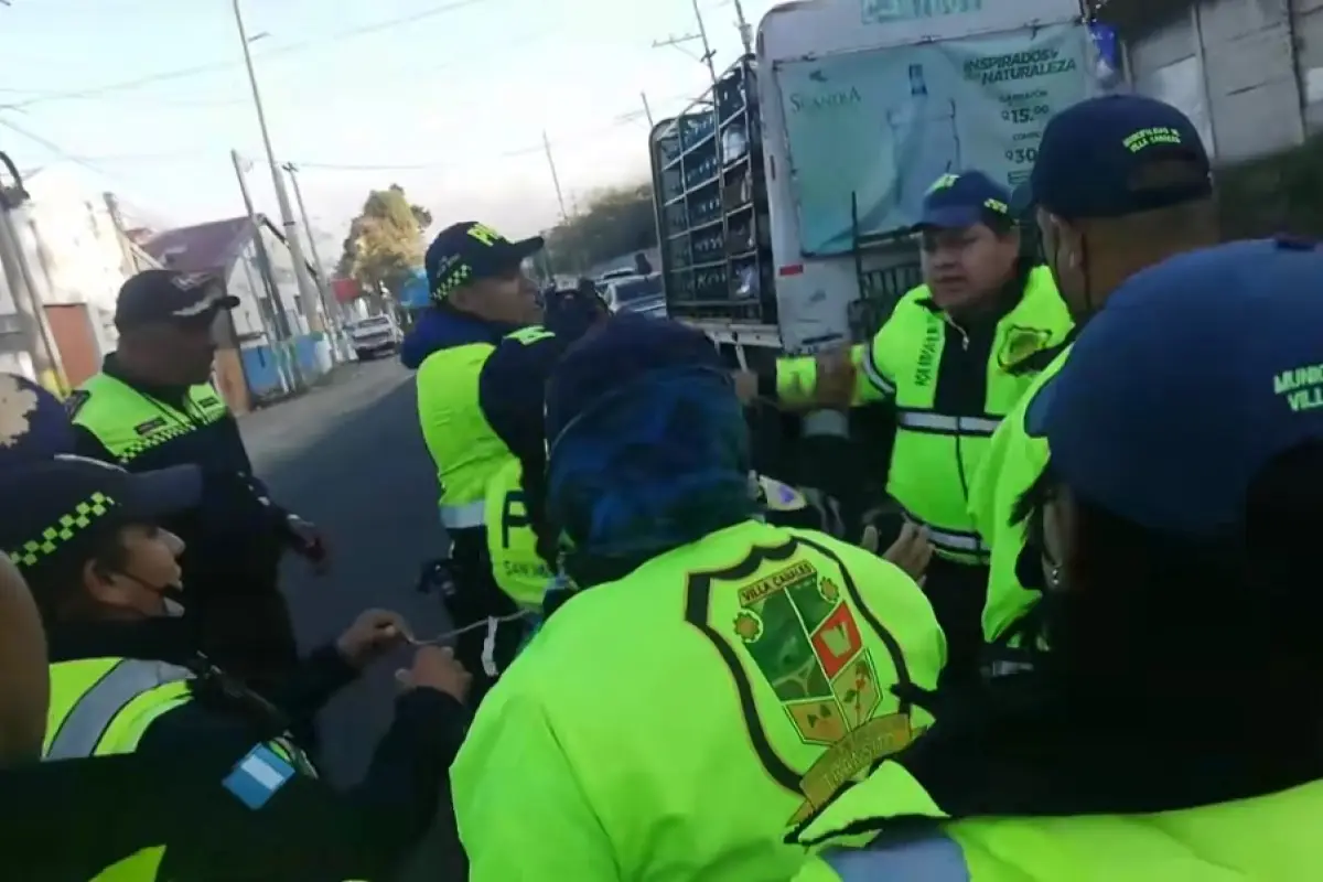 pelea-agentes-pmt-emisoras-unidas, 