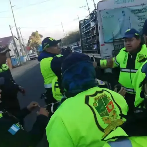 pelea-agentes-pmt-emisoras-unidas ,