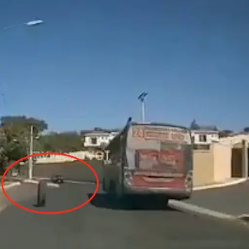 Momento en que bus pierde una llanta y se accidenta en Mixco ,