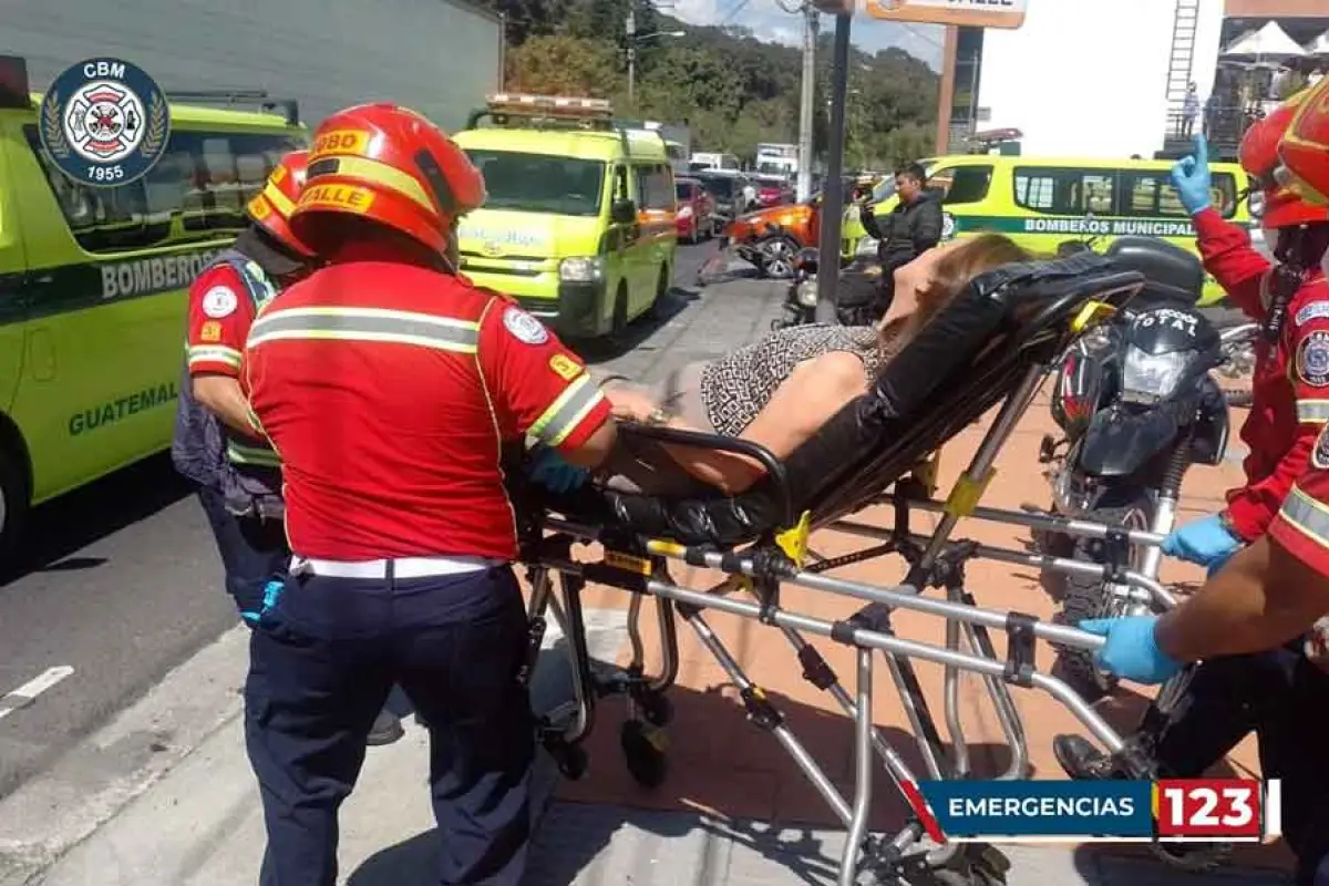 Carro se empotra en restaurante de El Naranjo, 