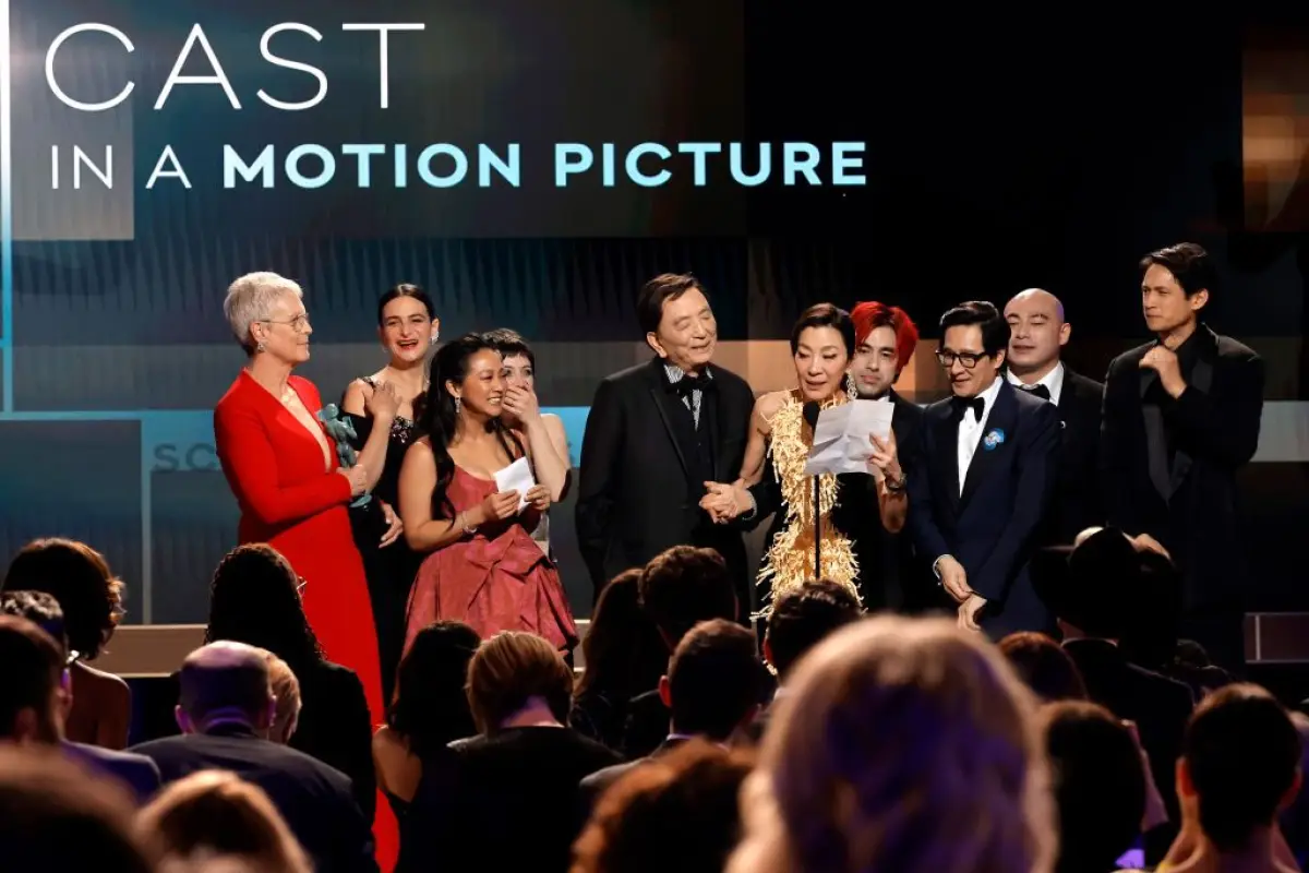 LOS ANGELES, CALIFORNIA - FEBRUARY 26: (L-R) Jamie Lee Curtis, Jenny Slate, Stephanie Hsu, James Hong, Andy Le, Ke Huy Quan, Brian Le and Harry Shum Jr. accept the Outstanding Performance by a Cast in a Motion Picture award for "Everything Everywhere All 