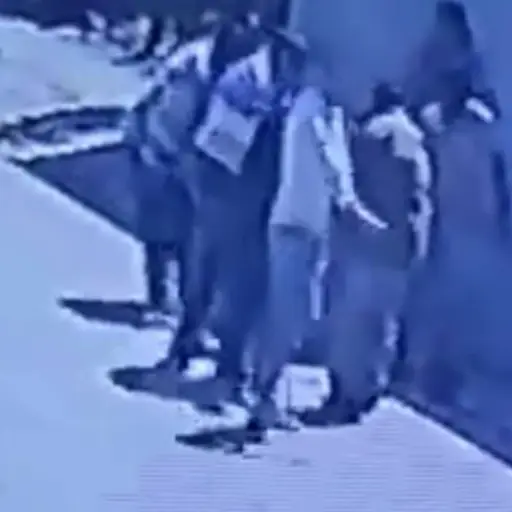 Ciclista quedó noqueado tras caer de cabeza en drenaje ,