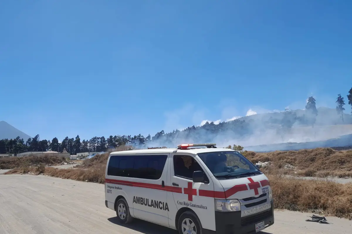 Incendio rastrero amenaza con propagarse a viviendas en Quetzaltenango, 