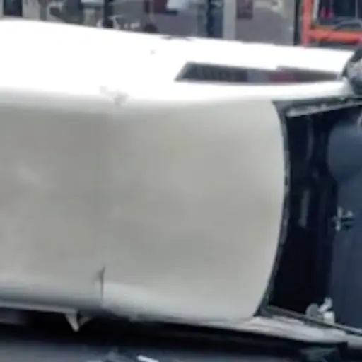 Camión blindado de valores es volcado por bus en la calzada Roosevelt ,