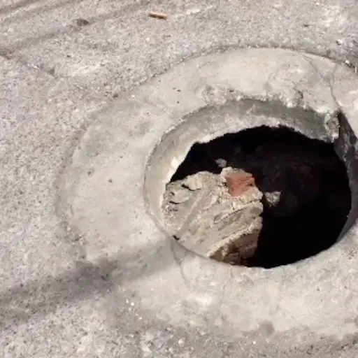 Nino cae a drenaje de unos seis metros de profundidad en zona 13 ,