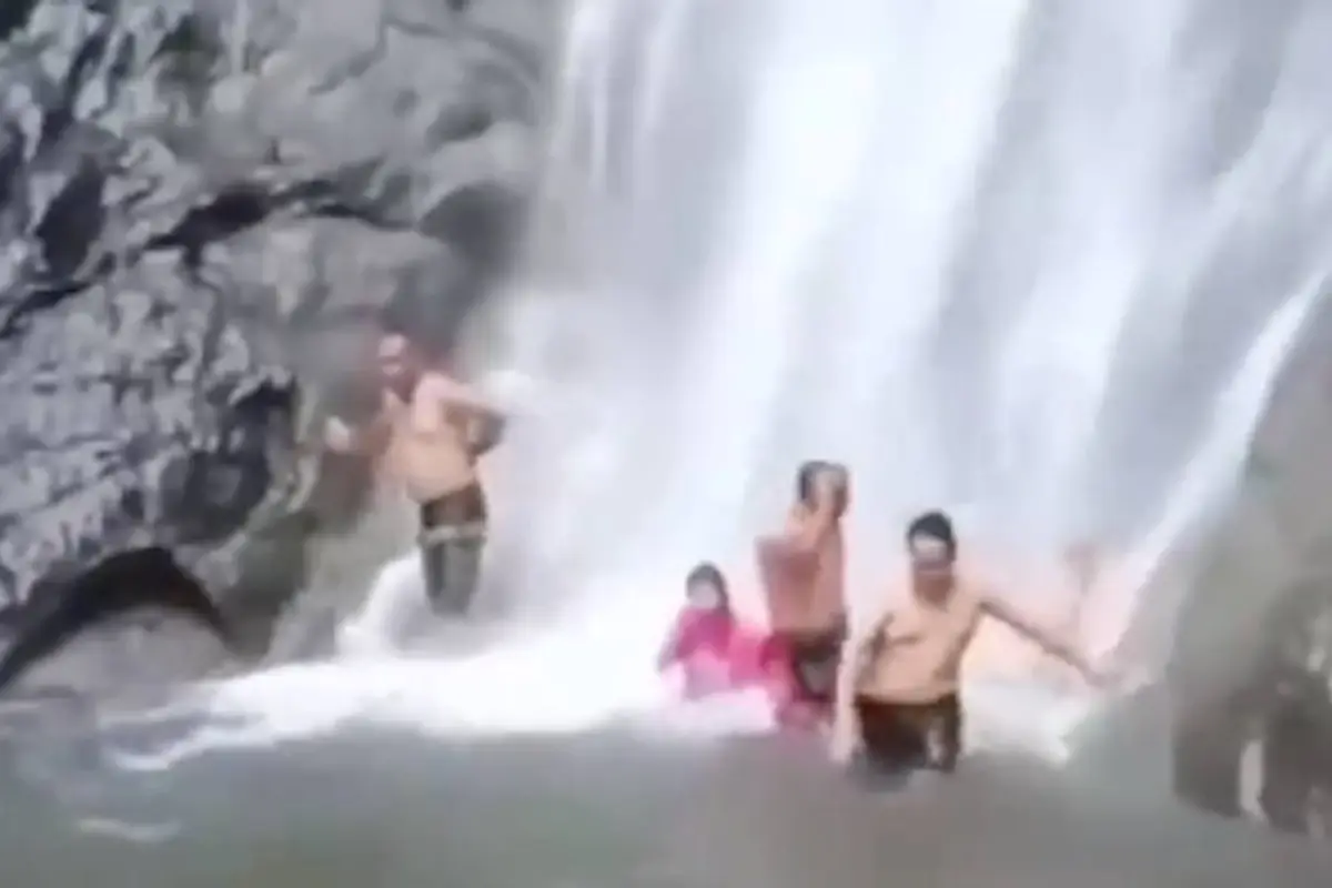 Cascada se derrumba- reportan turistas muertos y heridos, 