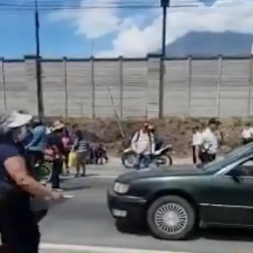 manifestantes cuestionan a automovilistas ,
