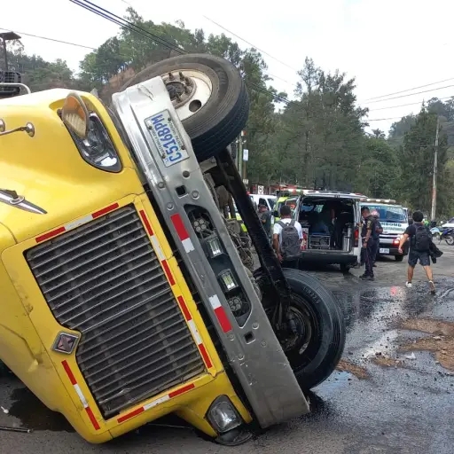 Trailer accidentado en el descenso de la cuesta de Villalobos ,
