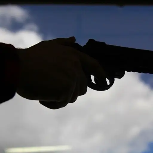 Con pistola en mano, peaton persigue a tripulantes de camioneta en zona 1 ,