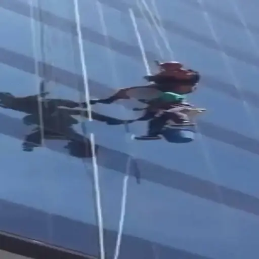 Limpiavidrios queda suspendido en edificio por fuerte viento ,