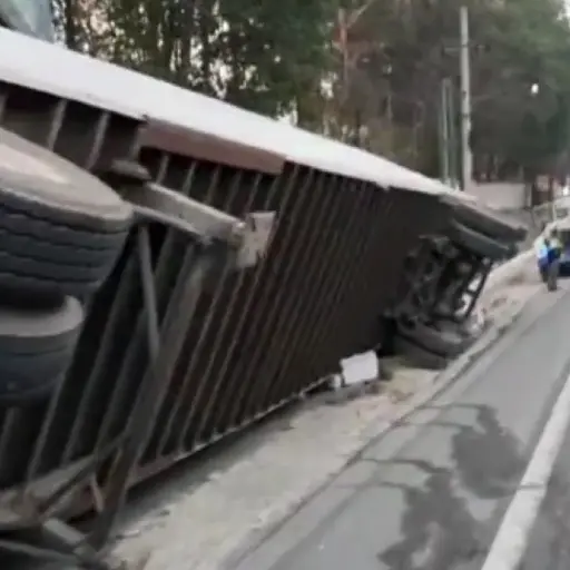 trailer-volcado-ruta-pacifico-emisoras-unidas ,