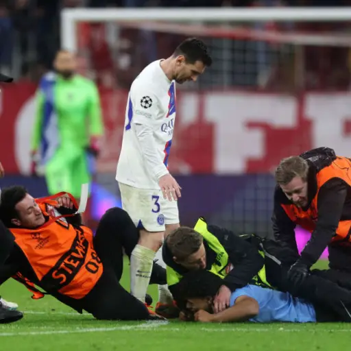 Video de Messi pateando a un fanatico tras ser eliminado de Champions ,