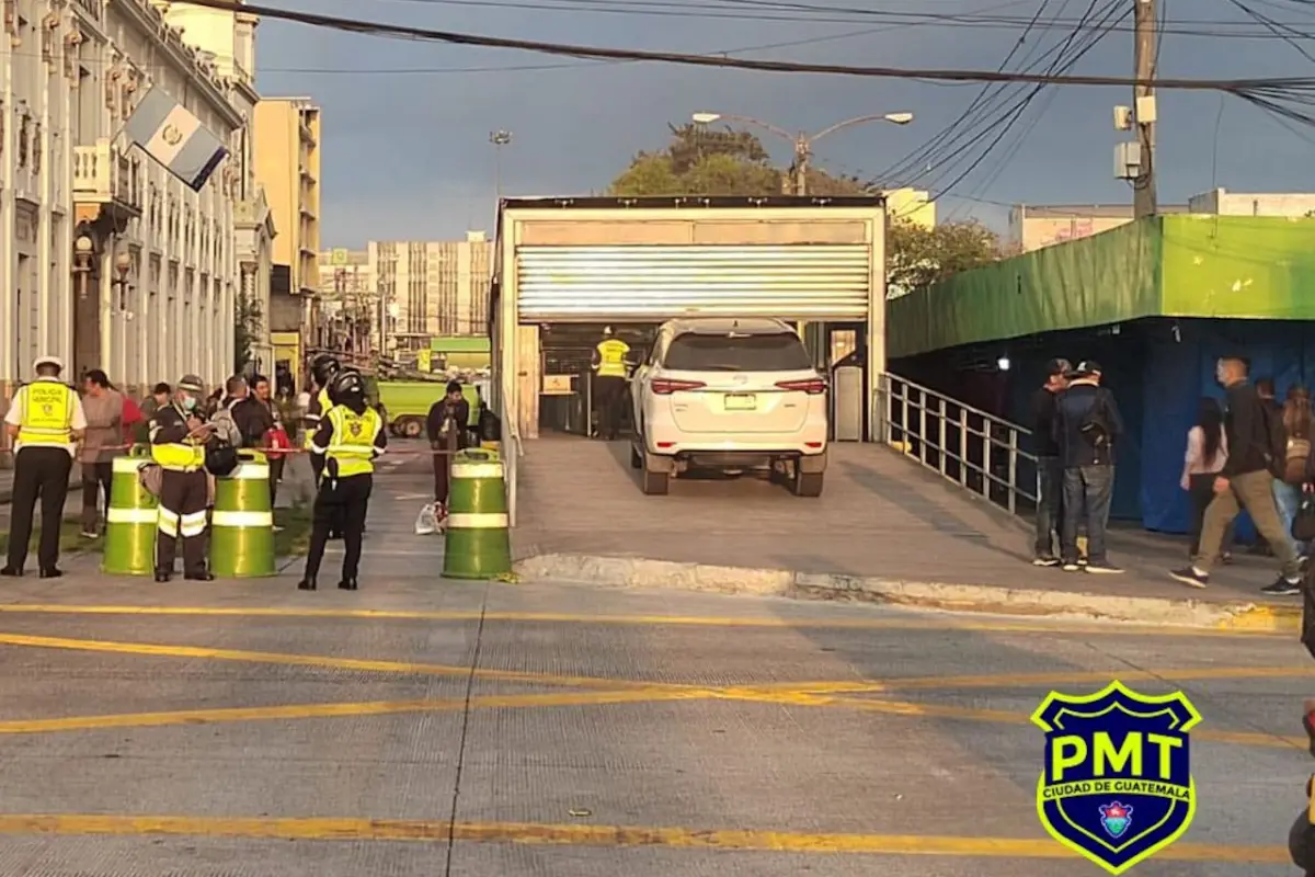 Momento en que camioneta termina en estación del Transmetro, 