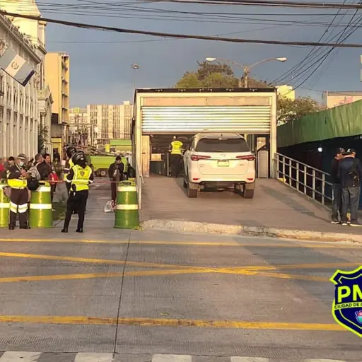 Momento en que camioneta termina en estacion del Transmetro ,