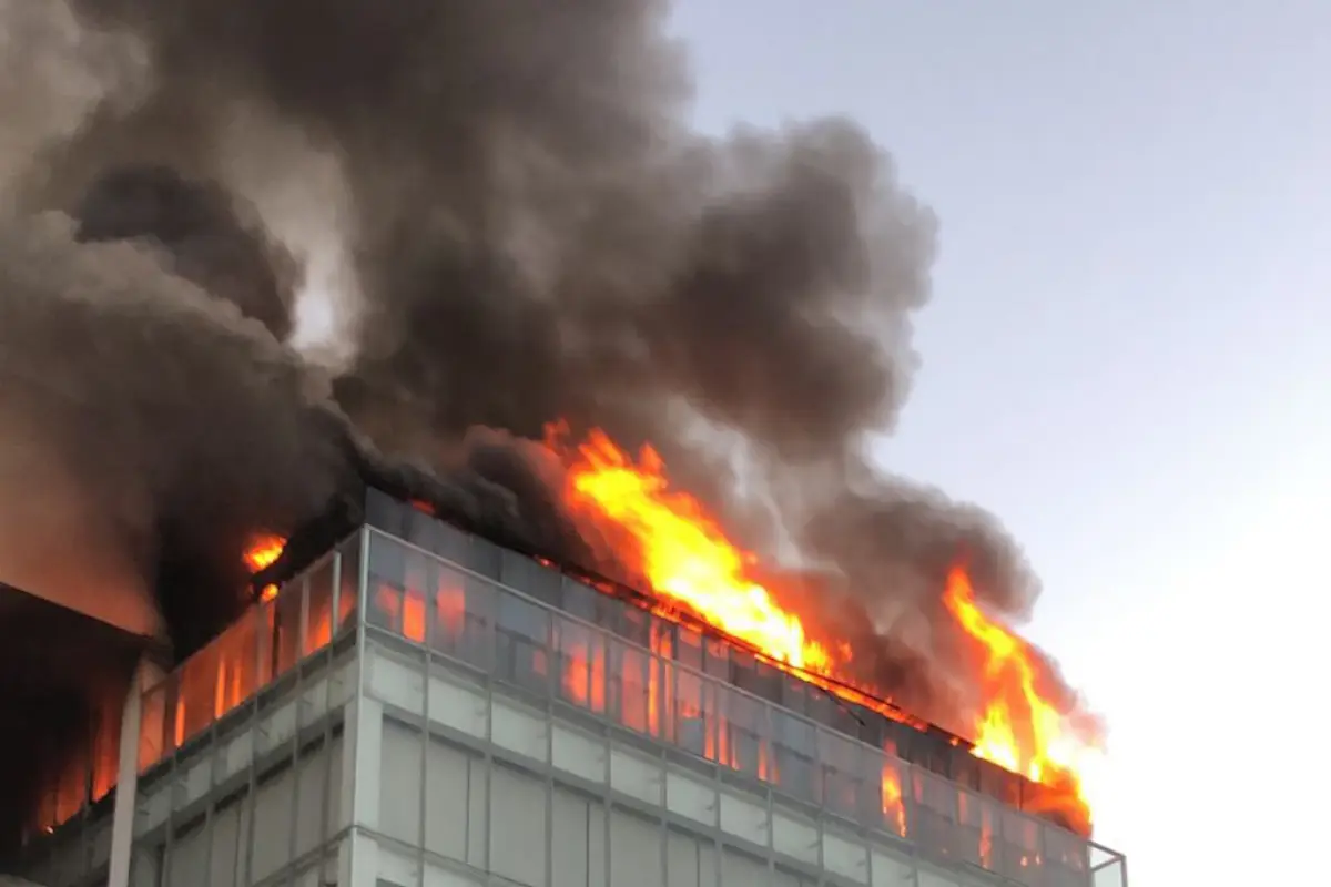 Sujetos encapuchados incendian tres bares de México, 