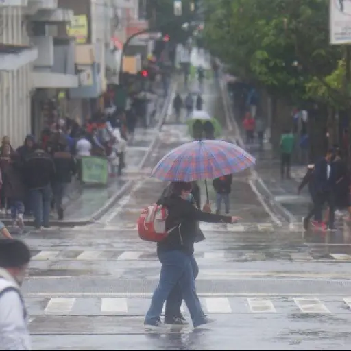 Pese al calor de la mañana, el Insivumeh no descartó lluvias durante la tarde, incluyendo granizo y actividad eléctrica. ,Archivo.