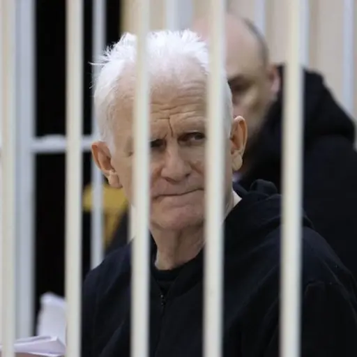 Un tribunal bielorruso condena a 10 anos de carcel a Nobel de la Paz ,