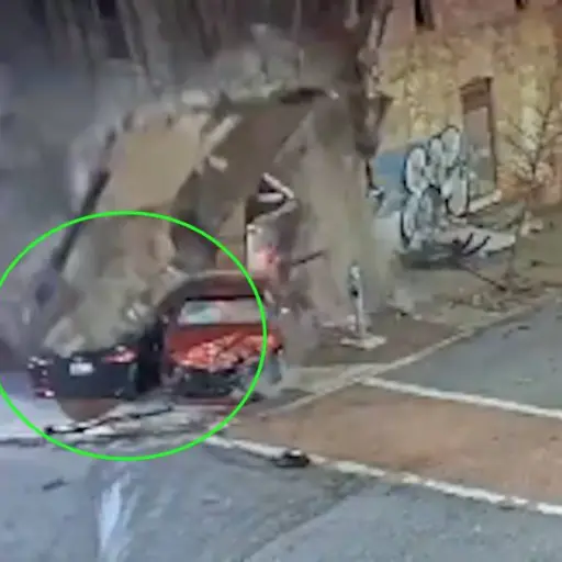 Robó un carro, chocó, mató a peatón y se estrelló contra edificio ,