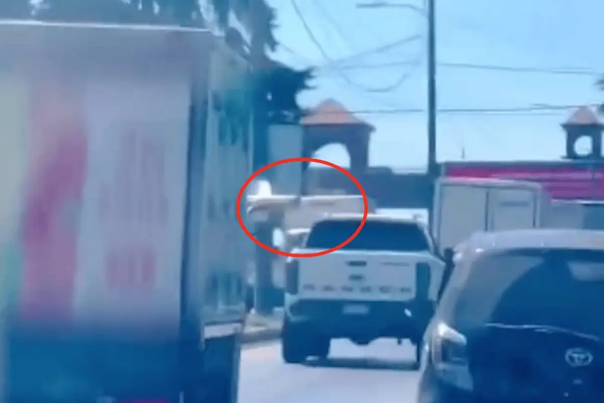 VIDEO.-Guardia-de-seguridad-amenaza-con-su-escopeta-a-automovilista-.png, 