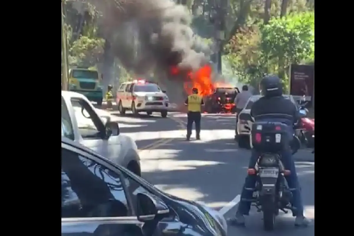 incendio-vehiculo-muxbal-emisoras-unidas, 