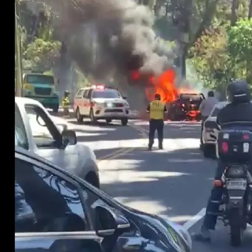 incendio-vehiculo-muxbal-emisoras-unidas ,