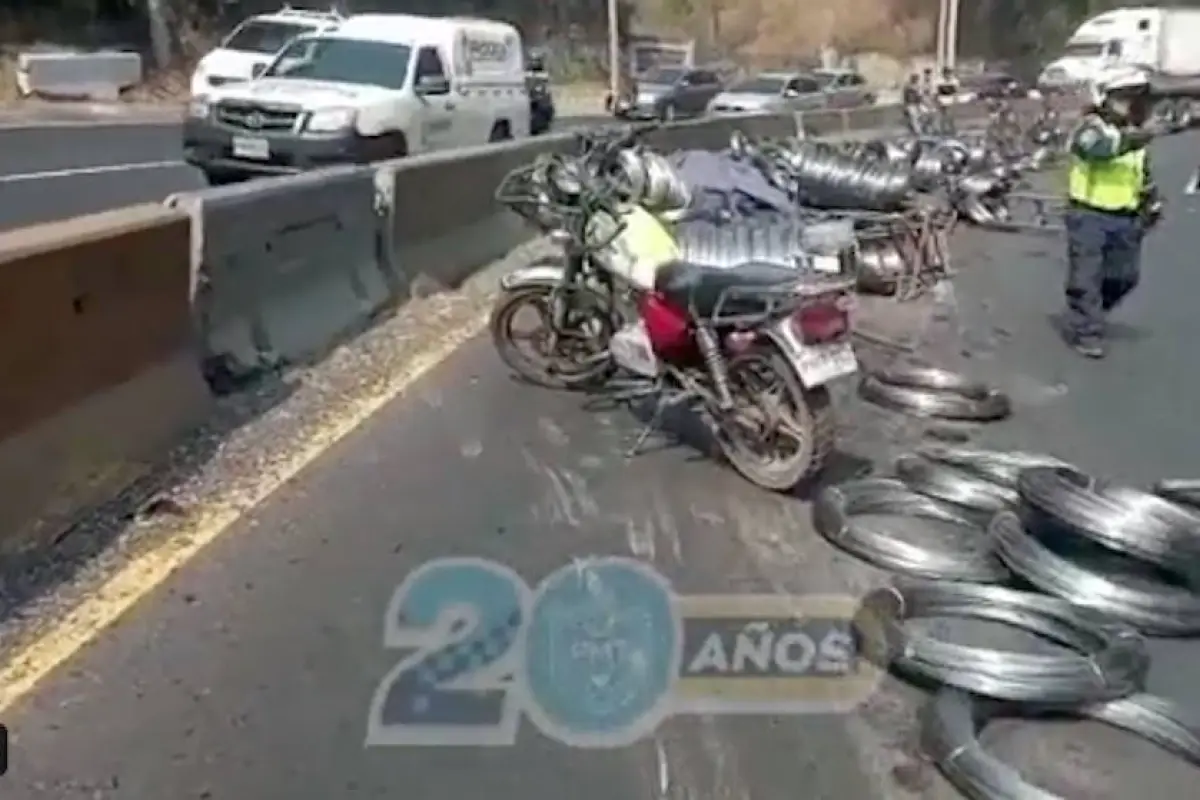 Mercadería transportada por tráiler se esparce en la Villalobos, 